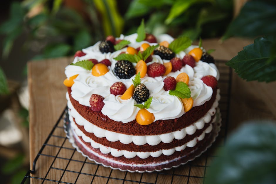 Gâteau aux fruits rouges décoré de baies fraîches