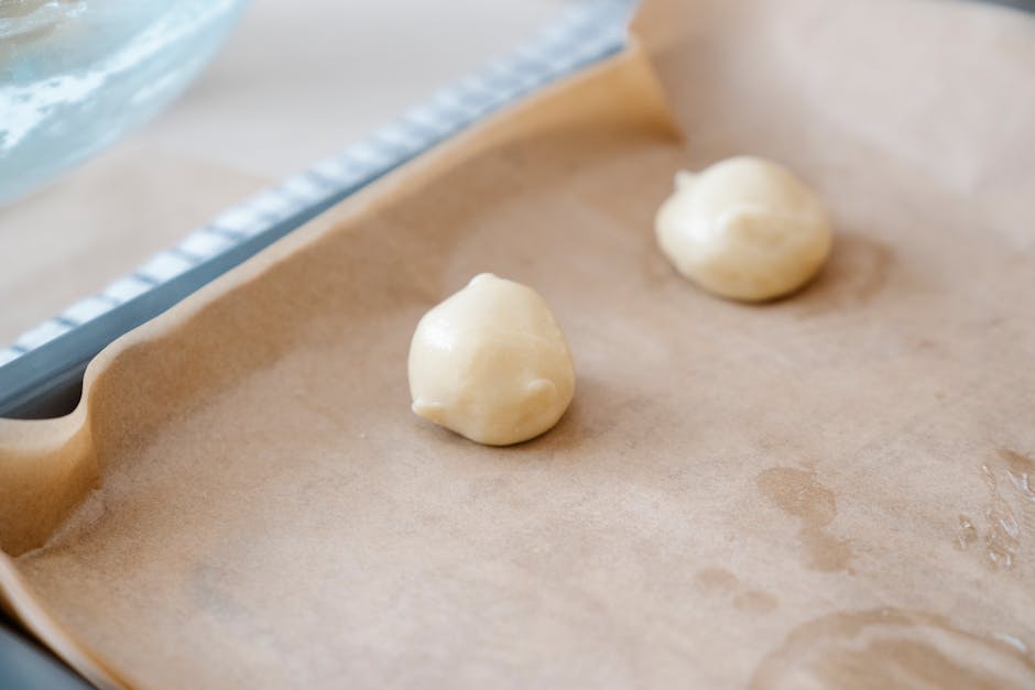 Boules de pâte à cookies disposées sur une plaque