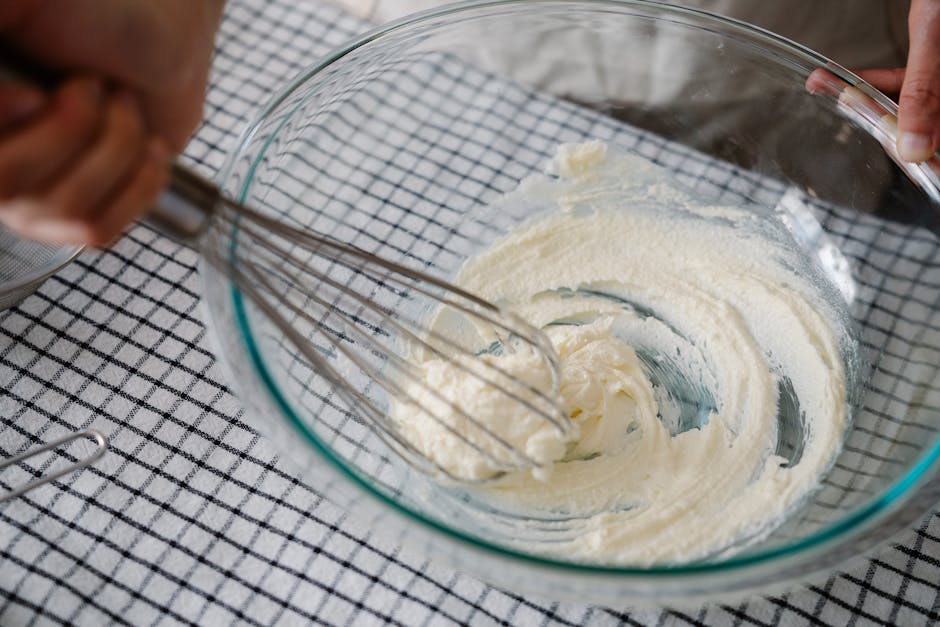 Crème pâtissière préparée au fouet dans un saladier