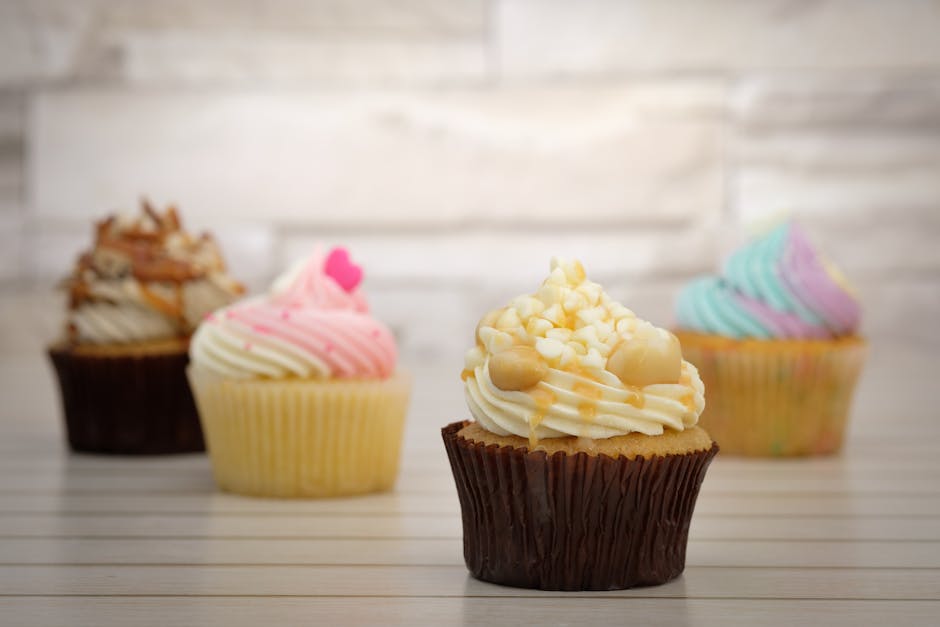 Cupcake à la vanille avec glaçage crémeux pochée en rosace