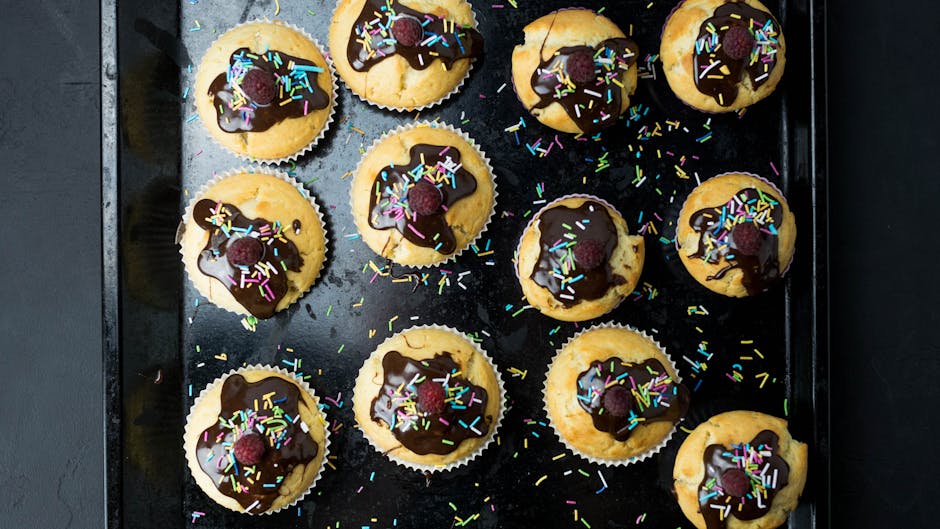 Cupcakes cuits alignés sur une plaque de refroidissement