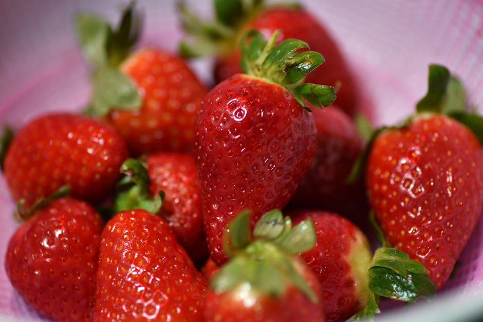 Fraises fraîches rouges disposées dans un récipient