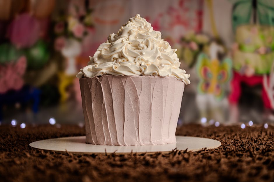 Cupcake décoré avec glaçage mascarpone et décor sucré