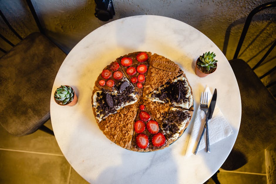 Gâteau tranché posé sur une table en bois