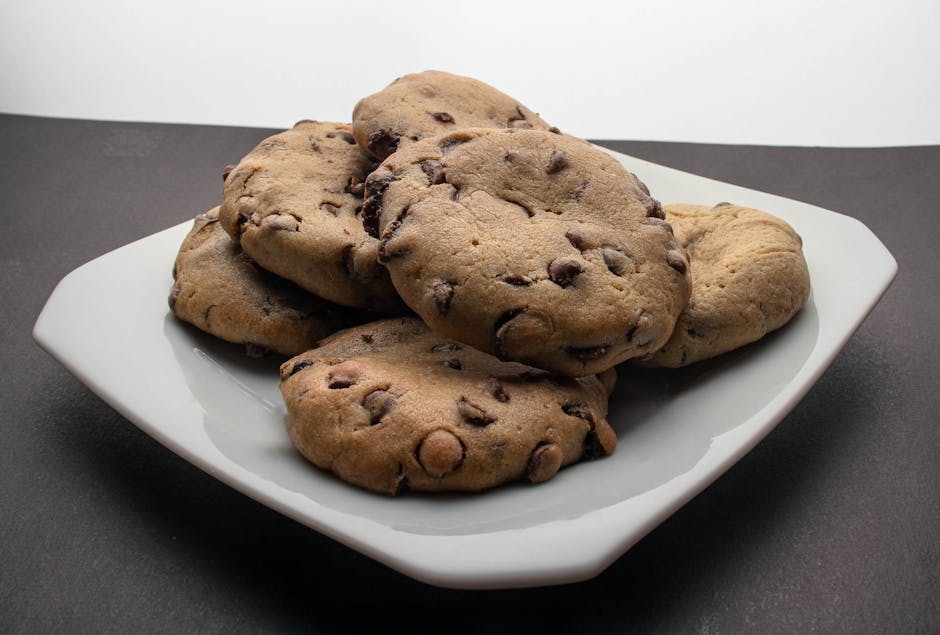 Cookies au chocolat servis sur une assiette