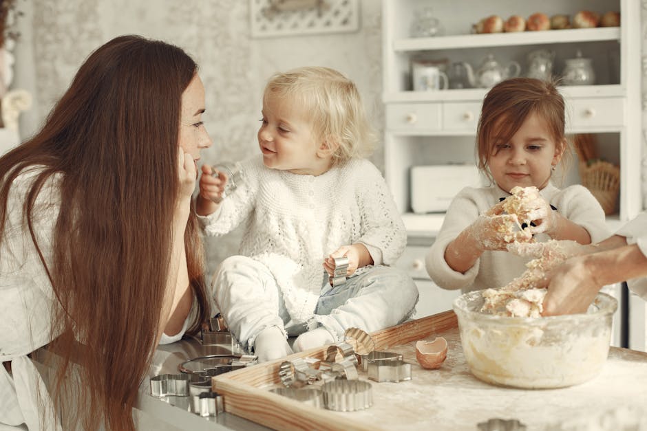 Enfants participant à la préparation de pâtisserie en famille