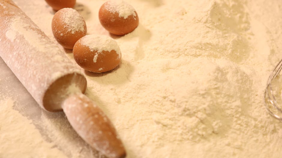 Ingrédients de base pour pâtisserie : farine, œufs, beurre