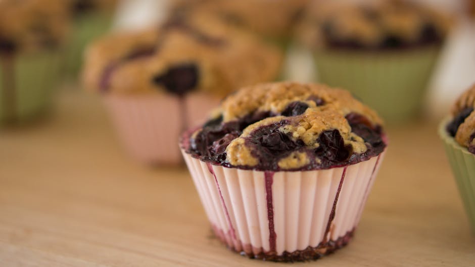 Muffin aux myrtilles coupé en deux en gros plan