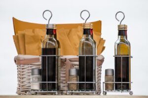 Bouteille de vinaigre de riz japonais sur plan de travail