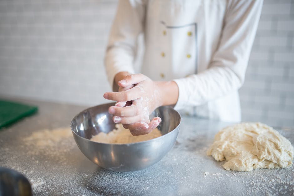 Pétrissage de pâte à brioche à la main