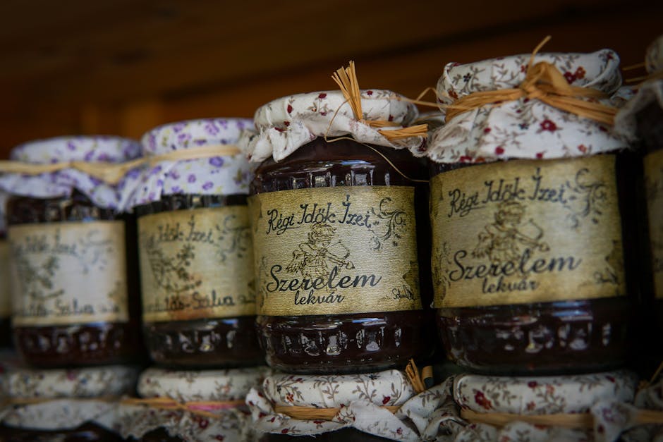 Pots de confiture de prunes maison alignés